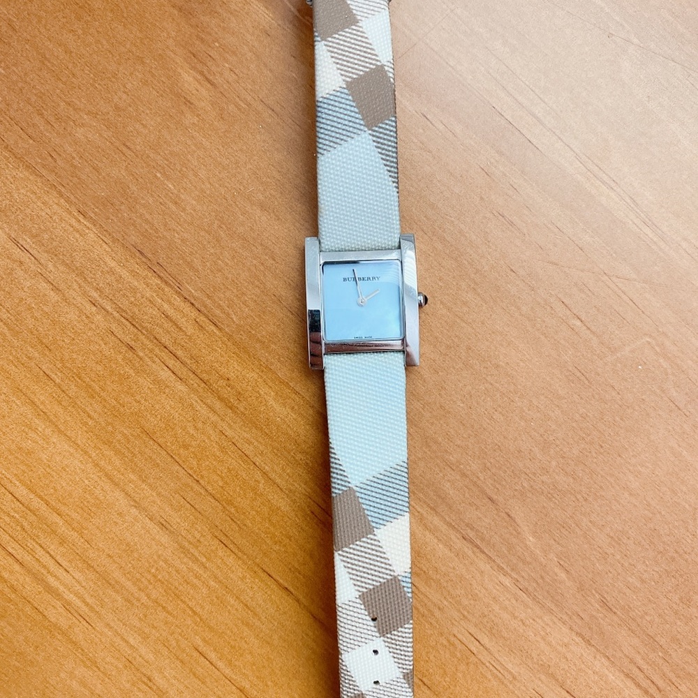 Burberry ladies watch Swiss made - Picture 2 of 4